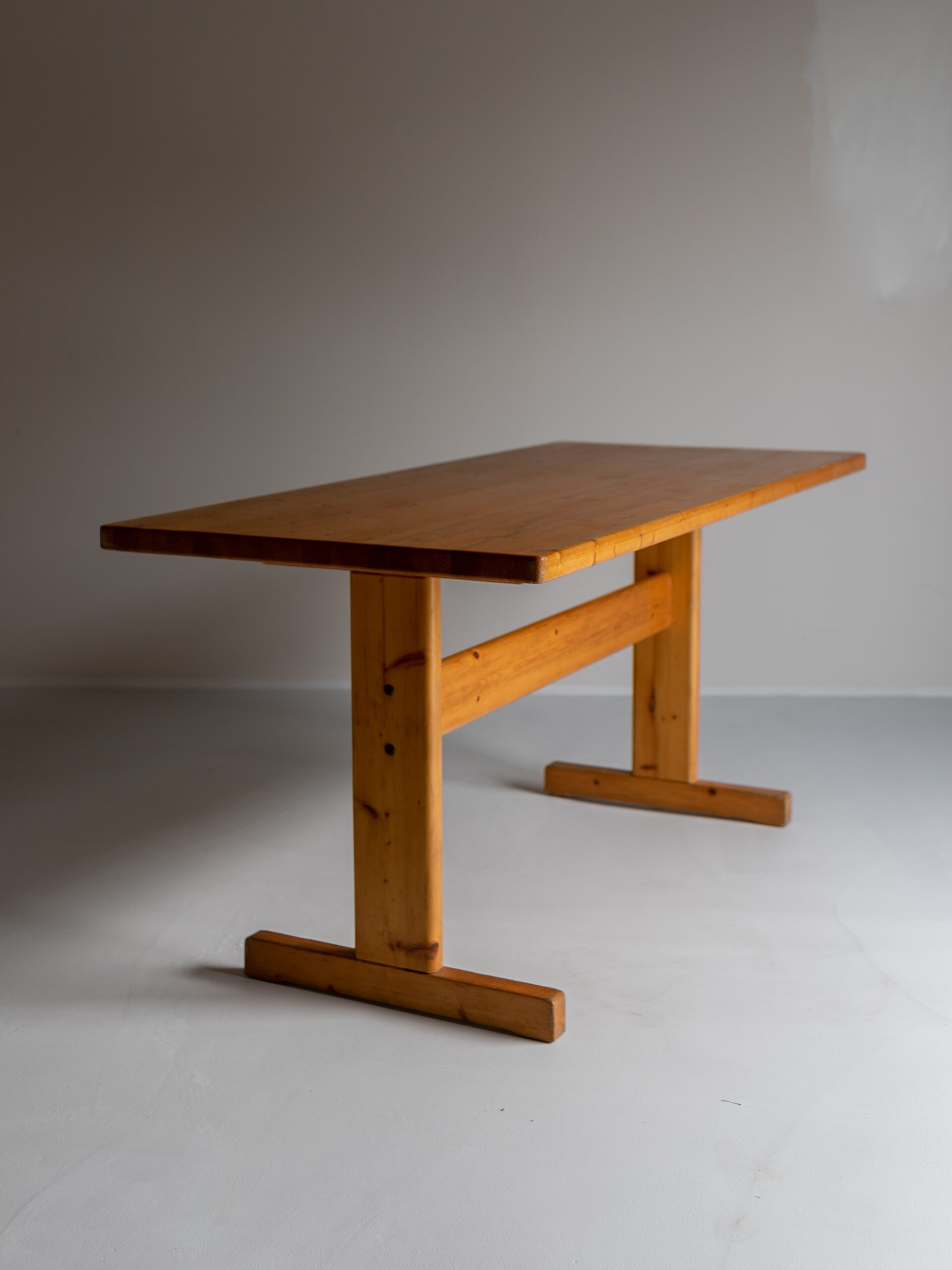Pine Table for Les Arcs 1800 by Charlotte Perriand l レザルクスキーリゾートテーブル