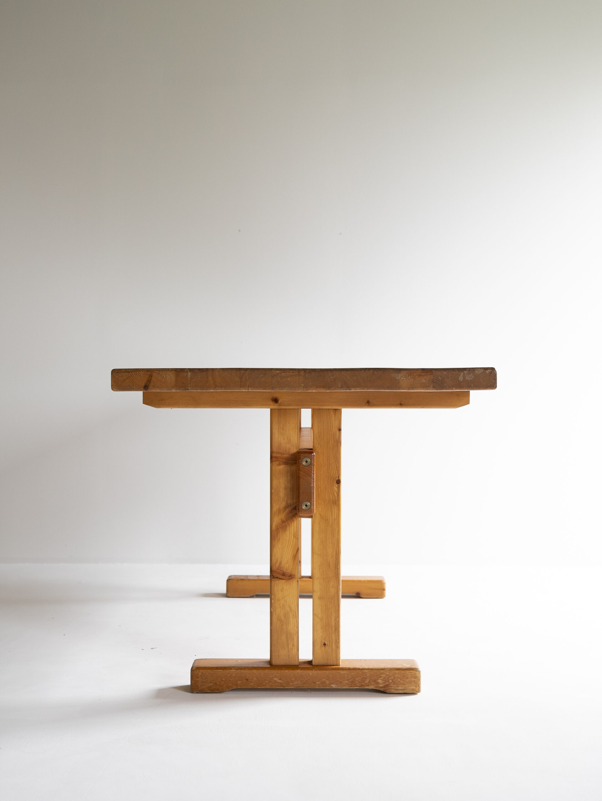 Pine Table for Les Arcs 1800 by Charlotte Perriand l レザルクスキーリゾートテーブル